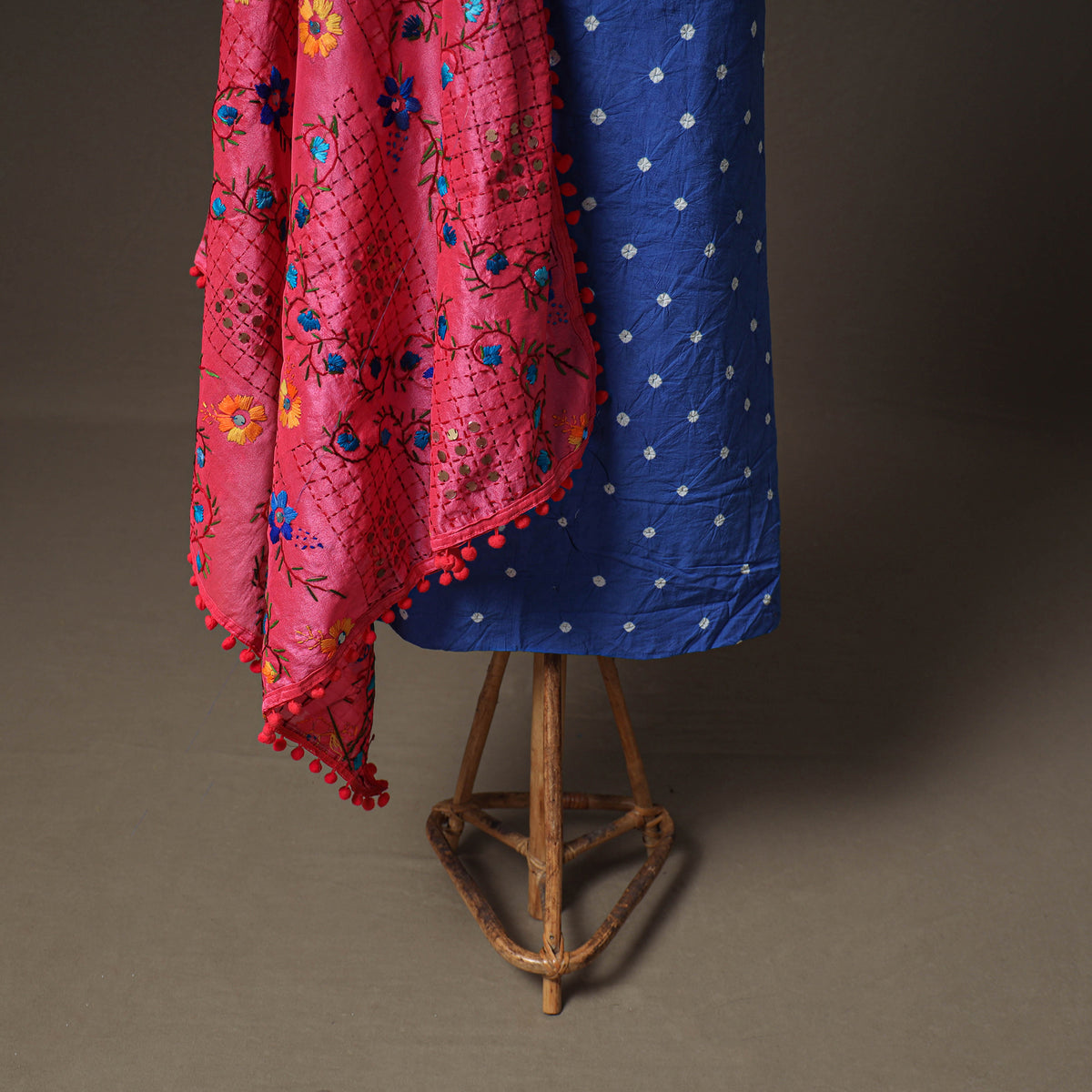 Bandhani Cotton Unstitched Dress Material: Kurta & Dupatta with Jewellery 08