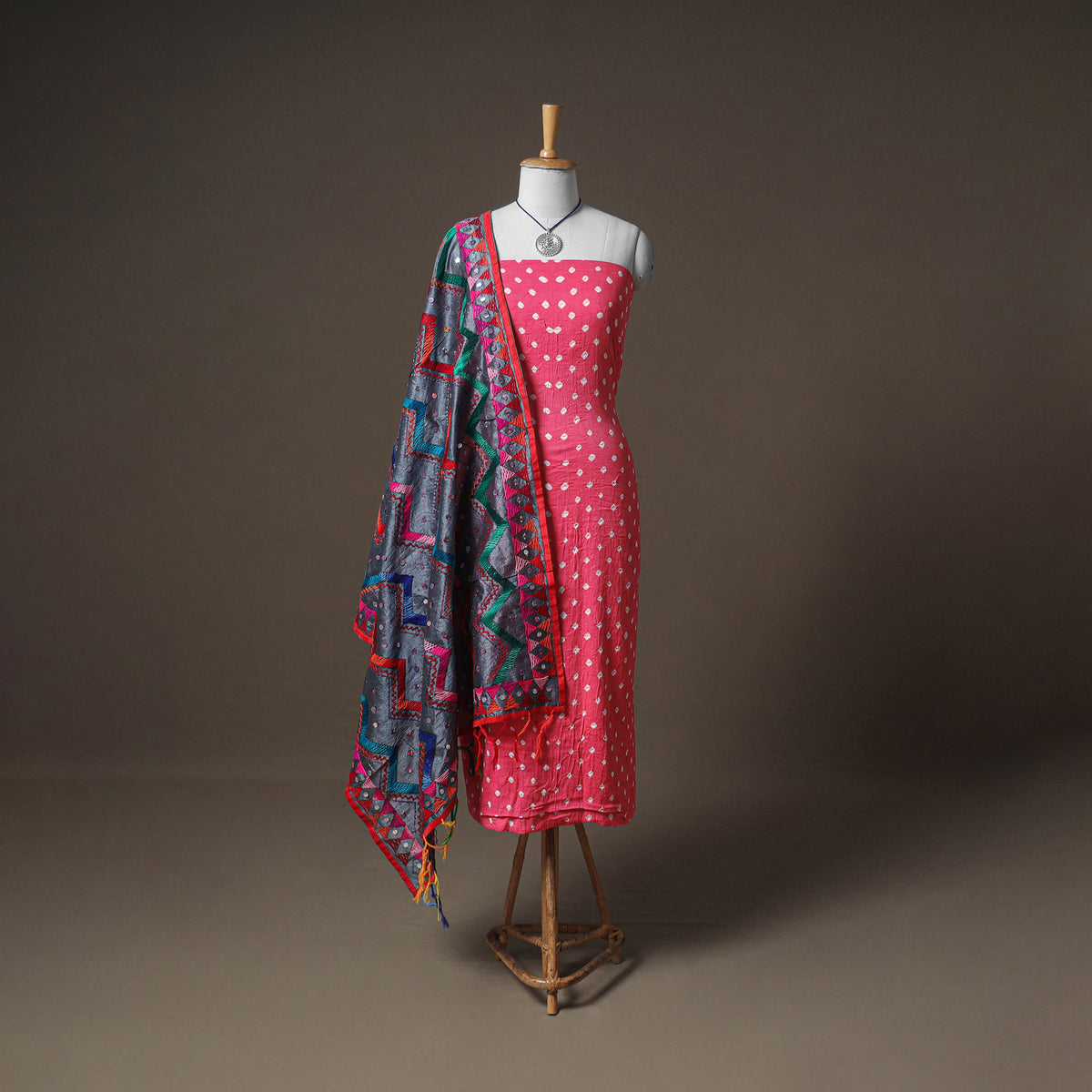 Bandhani Cotton Unstitched Dress Material: Kurta & Dupatta with Jewellery 09