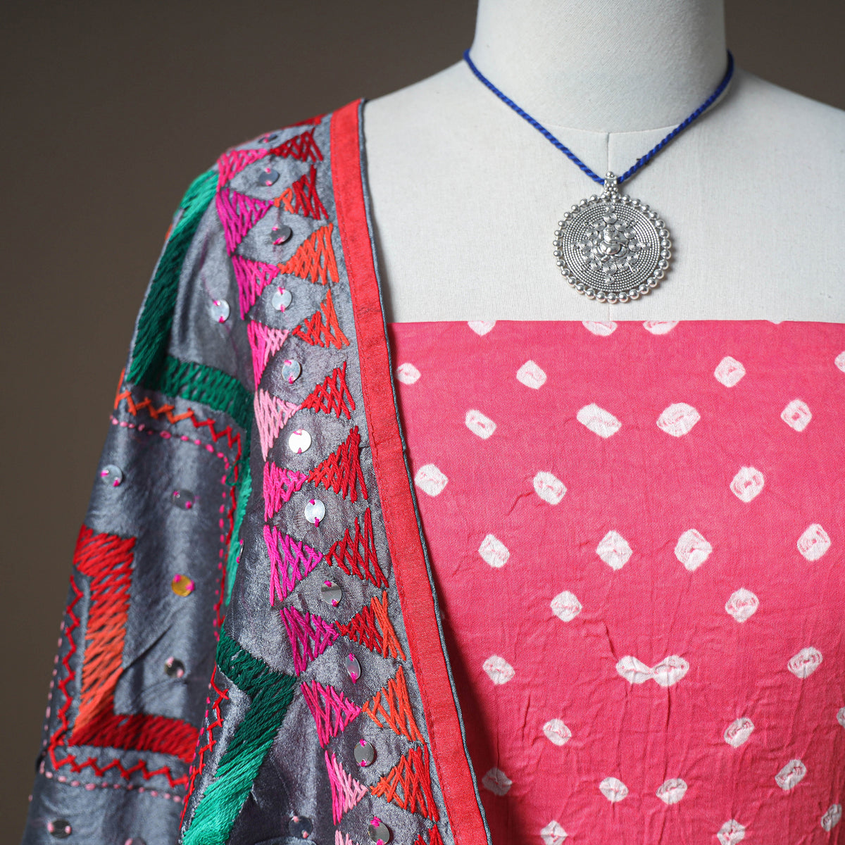 Bandhani Cotton Unstitched Dress Material: Kurta & Dupatta with Jewellery 09