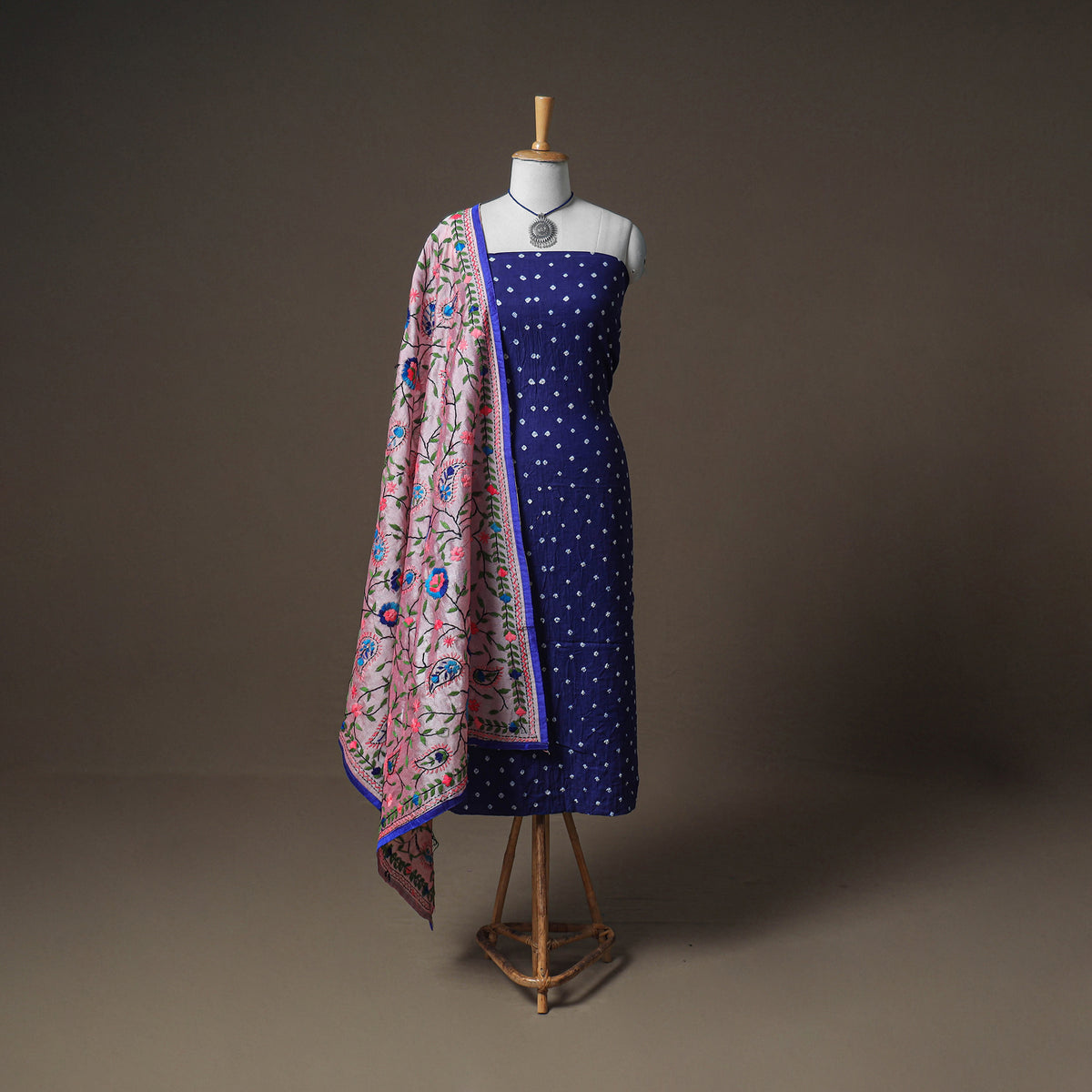 Bandhani Cotton Unstitched Dress Material: Kurta & Dupatta with Jewellery 10