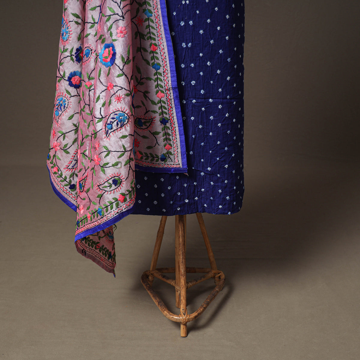 Bandhani Cotton Unstitched Dress Material: Kurta & Dupatta with Jewellery 10