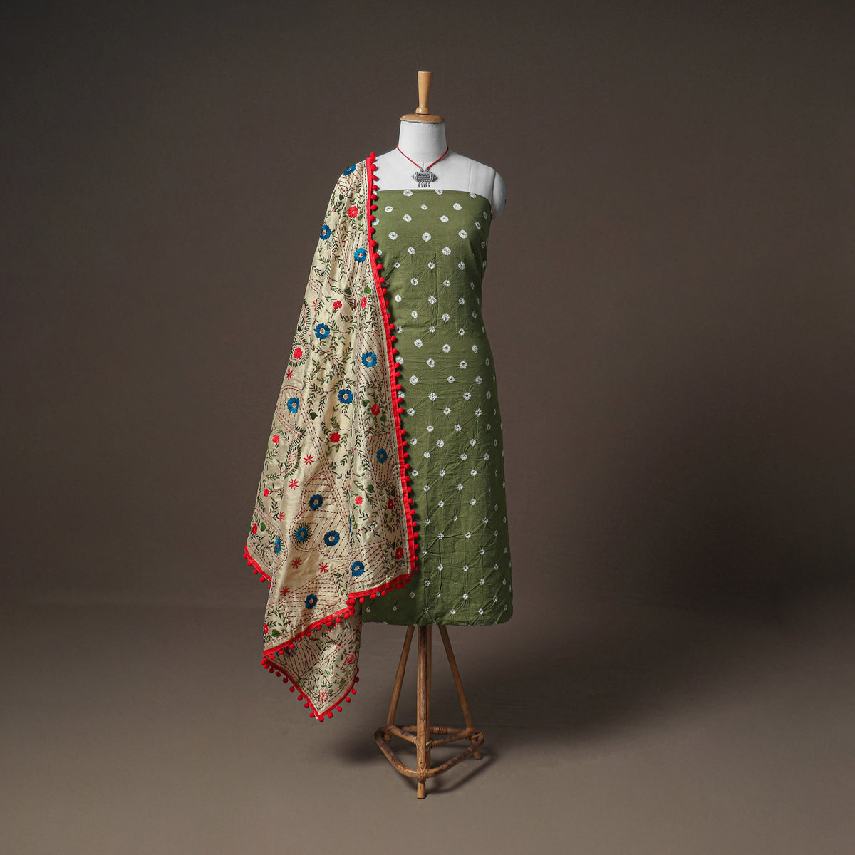 Bandhani Cotton Unstitched Dress Material: Kurta & Dupatta with Jewellery 11