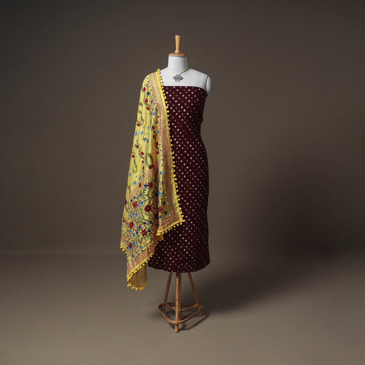 Bandhani Cotton Unstitched Dress Material: Kurta & Dupatta with Jewellery 14