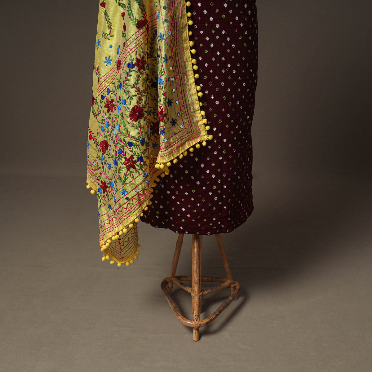 Bandhani Cotton Unstitched Dress Material: Kurta & Dupatta with Jewellery 14