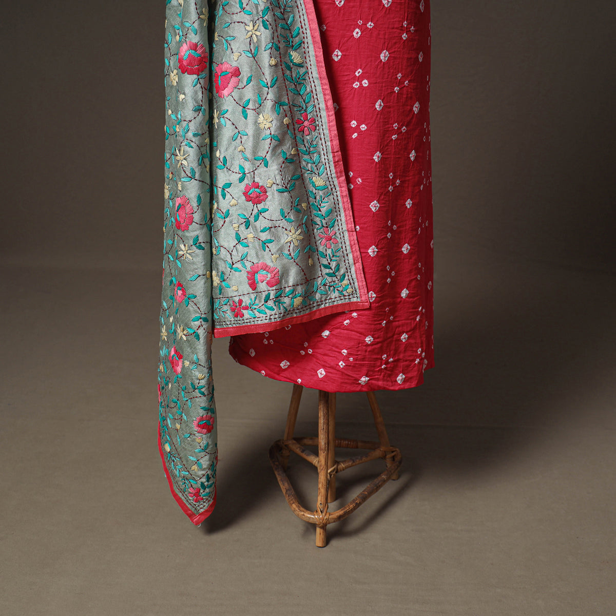 Bandhani Cotton Unstitched Dress Material: Kurta & Dupatta with Jewellery 16