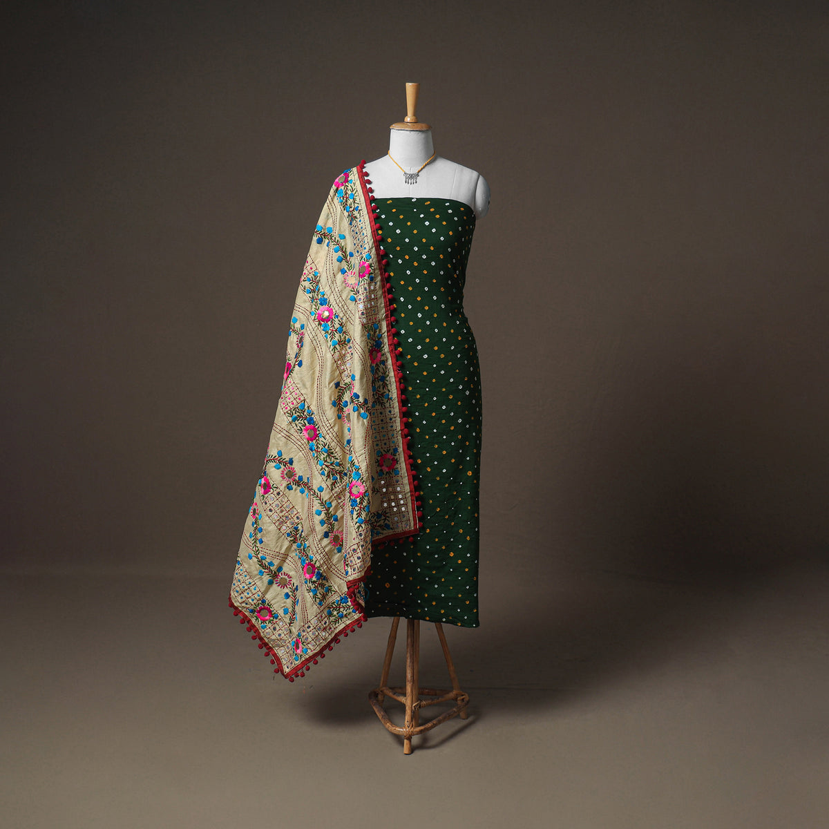 Bandhani Cotton Unstitched Dress Material: Kurta & Dupatta with Jewellery 19