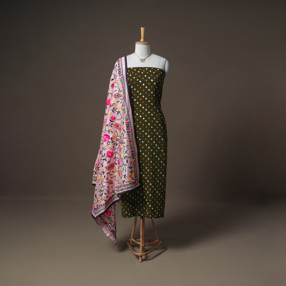 Bandhani Cotton Unstitched Dress Material: Kurta & Dupatta with Jewellery 20