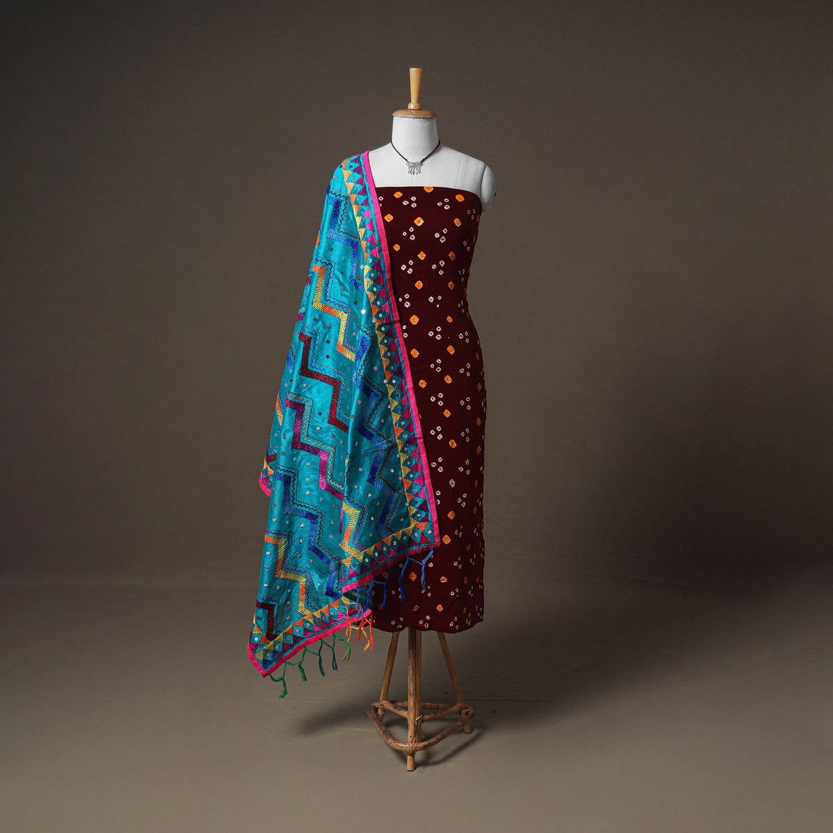 Bandhani Cotton Unstitched Dress Material: Kurta & Dupatta with Jewellery 21