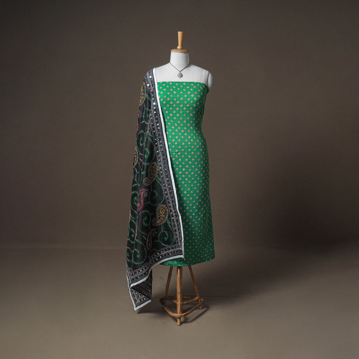Bandhani Cotton Unstitched Dress Material: Kurta & Dupatta with Jewellery 27