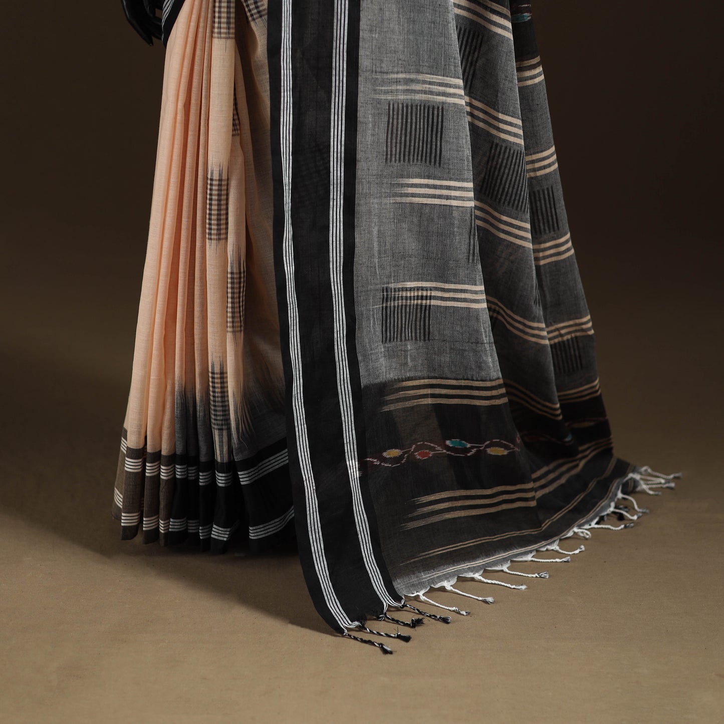 Phulia Jamdani Pure Handloom Cotton Saree with Tassels (Count 84/40) 05
