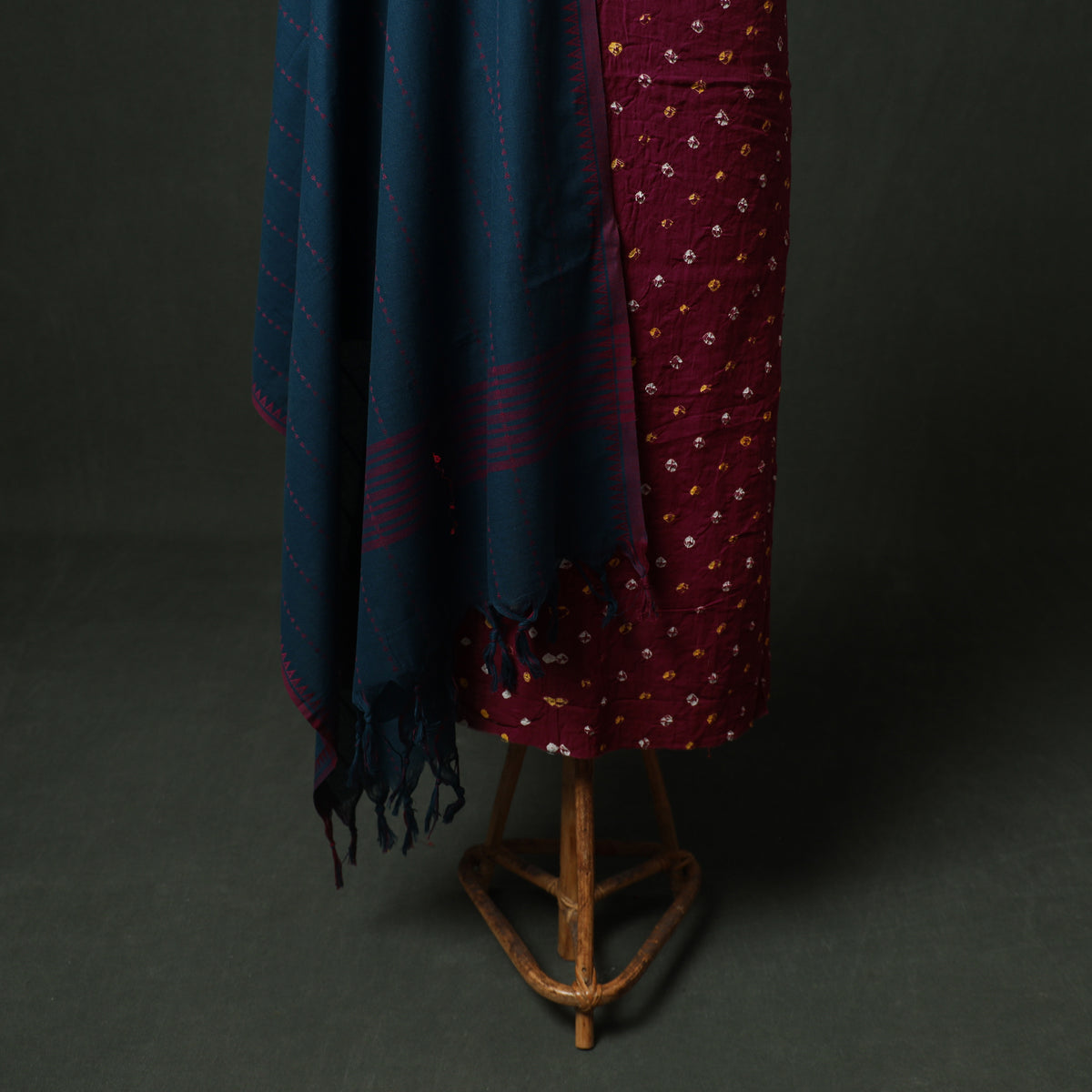 Bandhani Cotton Unstitched Dress Material: Kurta & Dupatta with Jewellery 05