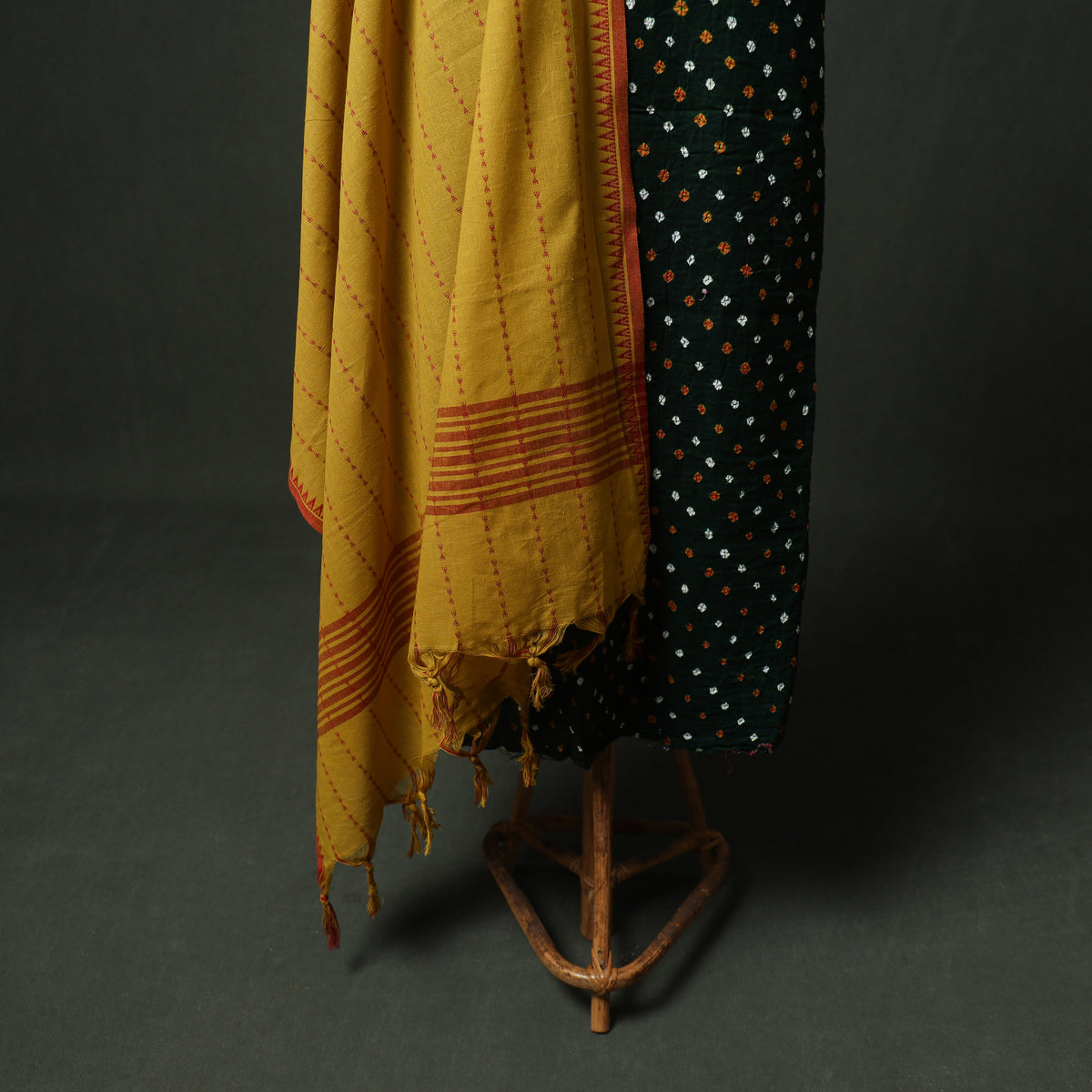 Bandhani Cotton Unstitched Dress Material: Kurta & Dupatta with Jewellery 06