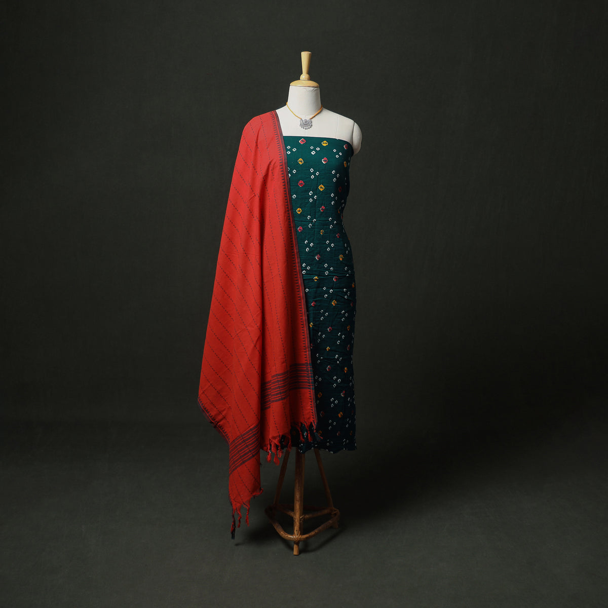 Bandhani Cotton Unstitched Dress Material: Kurta & Dupatta with Jewellery 09