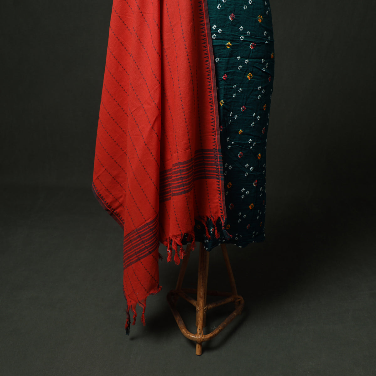 Bandhani Cotton Unstitched Dress Material: Kurta & Dupatta with Jewellery 09