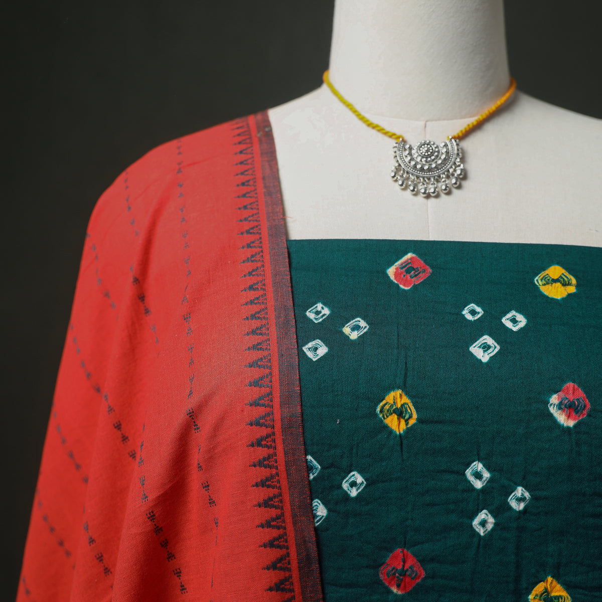Bandhani Cotton Unstitched Dress Material: Kurta & Dupatta with Jewellery 09
