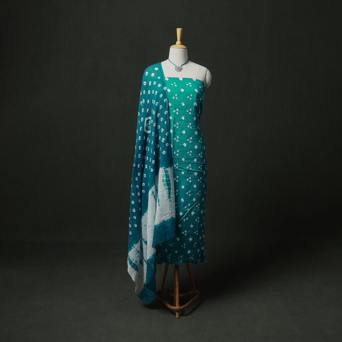 Bandhani Cotton Unstitched Dress Material: Kurta & Dupatta with Jewellery 13