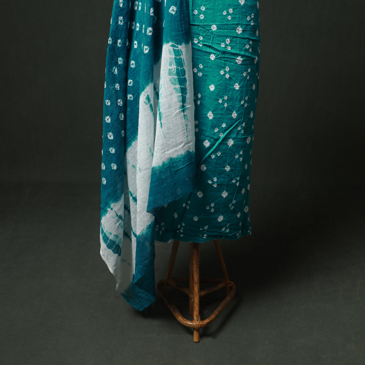 Bandhani Cotton Unstitched Dress Material: Kurta & Dupatta with Jewellery 13