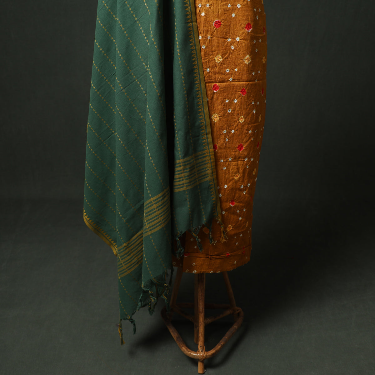 Bandhani Cotton Unstitched Dress Material: Kurta & Dupatta with Jewellery 17