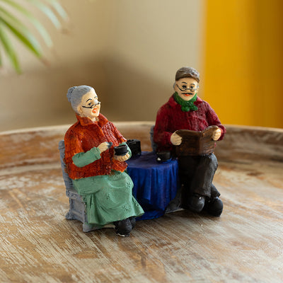 Italian Chit-Chatting Old Couple' Modern Decorative Showpiece Statue (Resin, Handcrafted, 6.7 Inches)