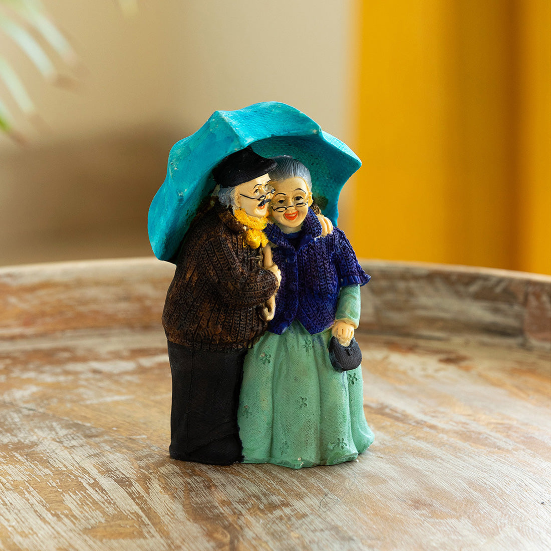 Italian Old Umbrella Couple' Modern Decorative Showpiece Statue (Resin, Handcrafted, 6.9 Inches)