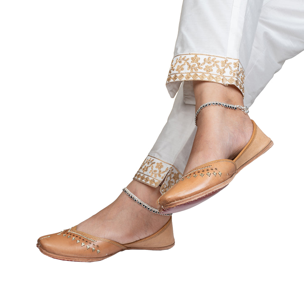 Beige Hera Women's Kolhapuri Leather Jutti