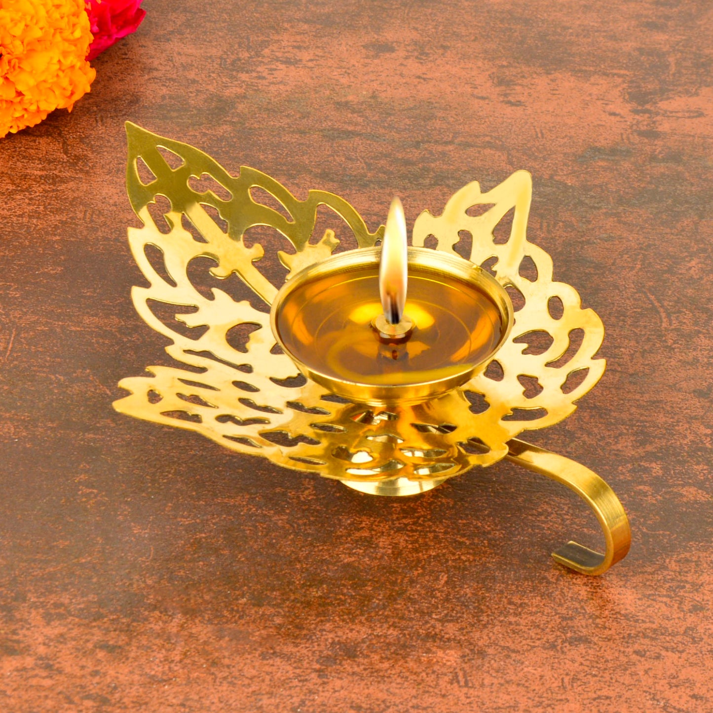Brass Betel Leaf Shaped Cutwork Pooja Diya with Handle (L x B x H : 15 x 12 x 3 cm , Weight : 70 gm)