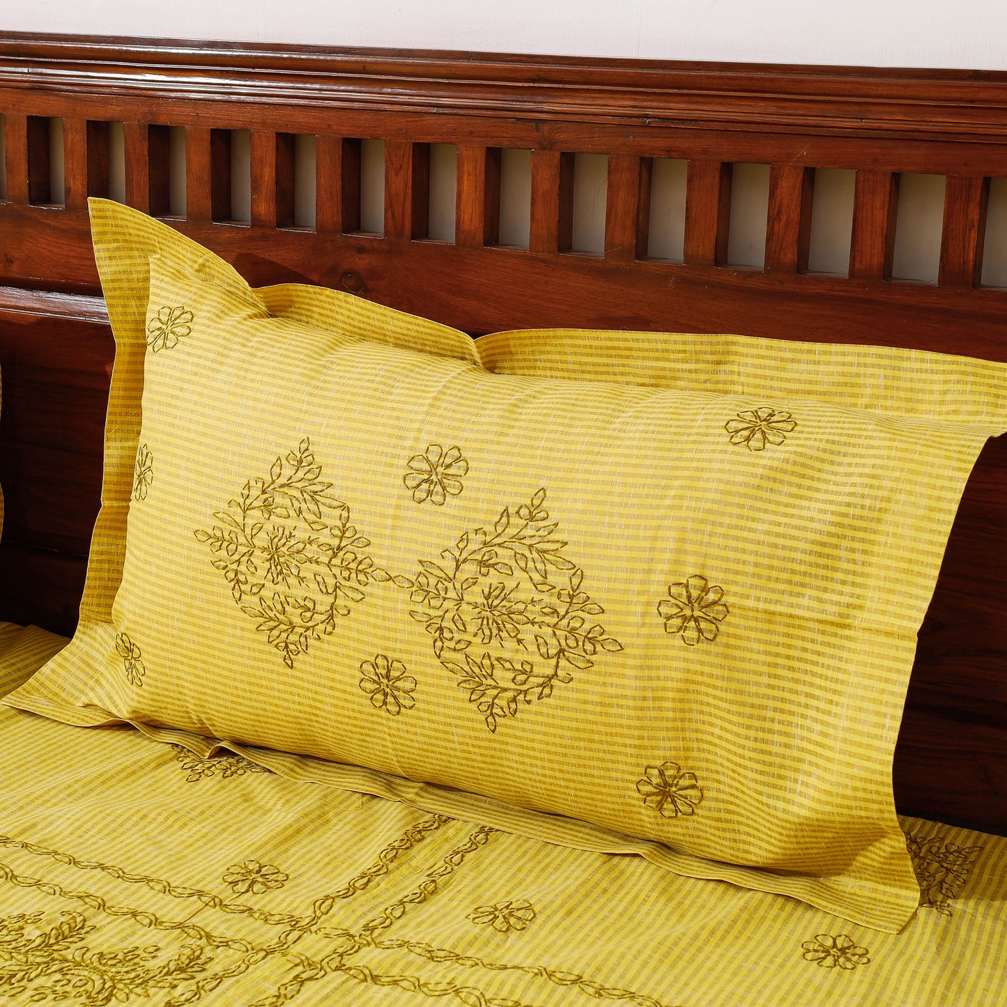 chikankari double bed cover set