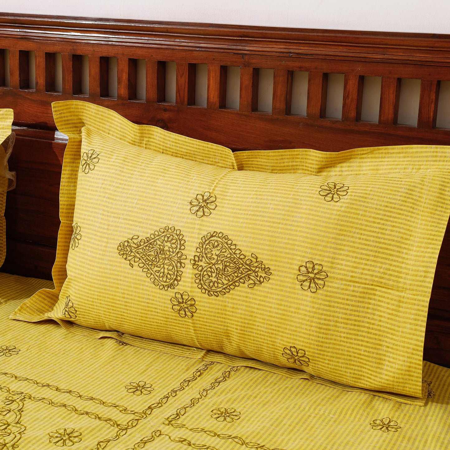 chikankari double bed cover set