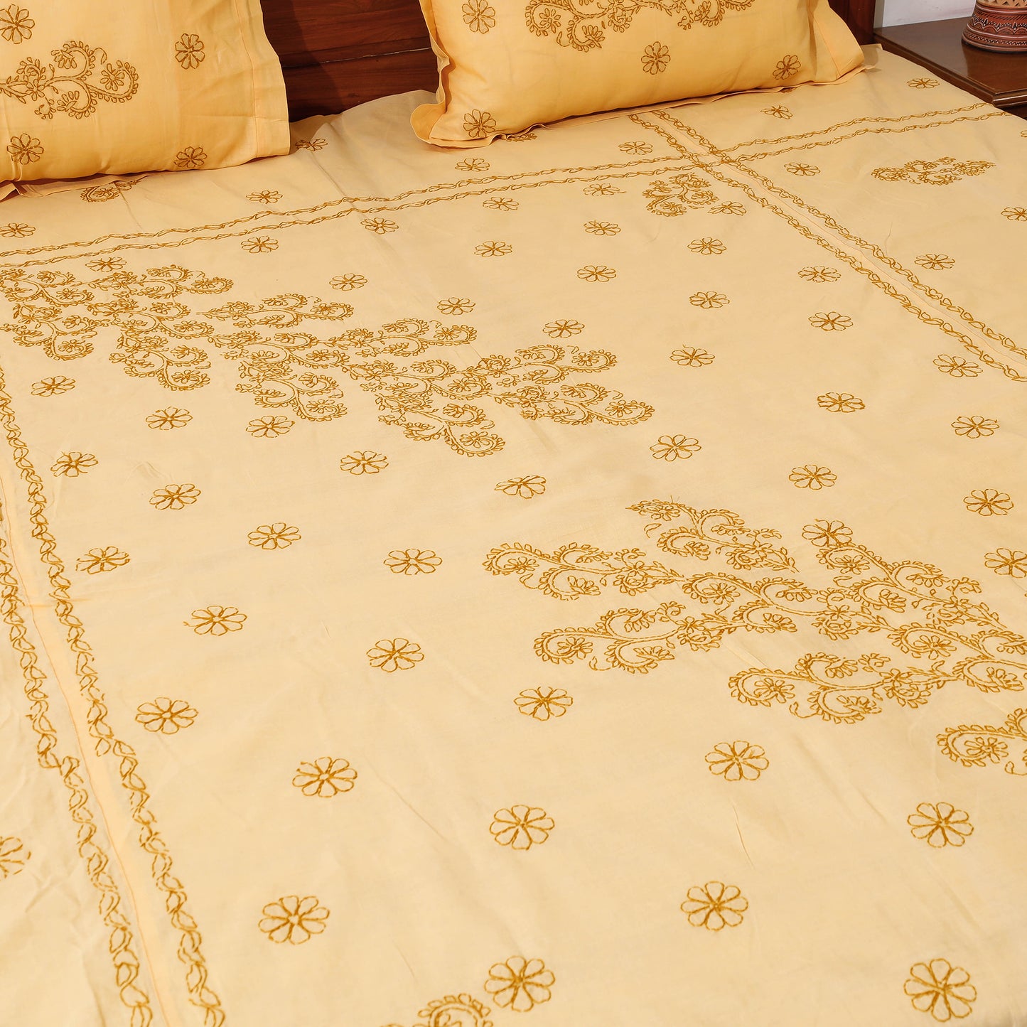 chikankari double bed cover set