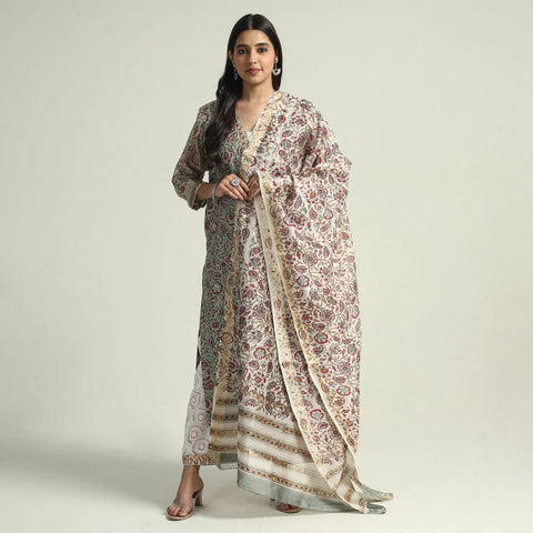 Kurta sets: comfortable and chic rakhi gifts for your sister