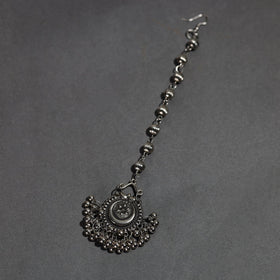 Buy Antique Finish Oxidised White Metal Maang Tikka 16 Online at iTokri.com