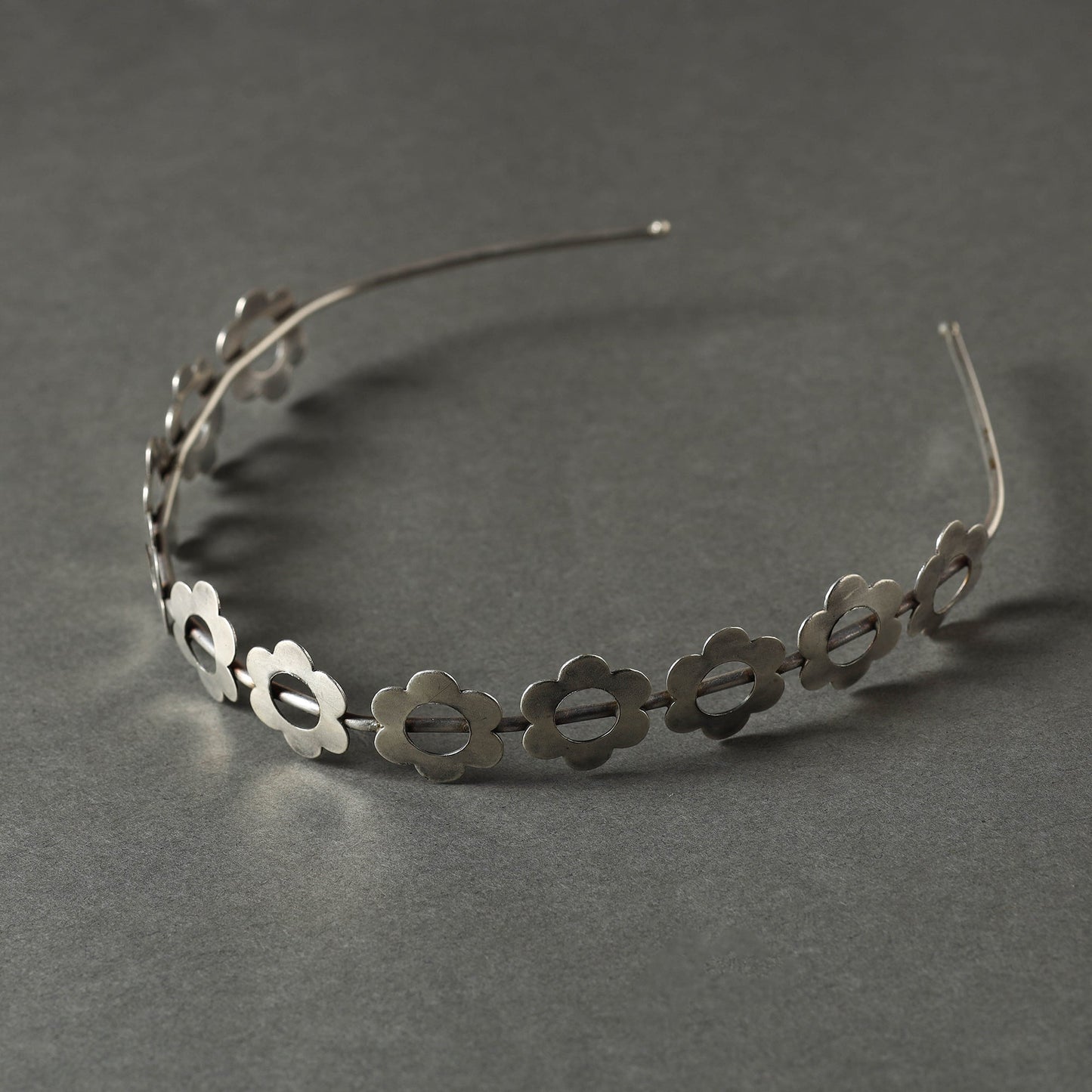 Buy Antique Silver Finish Oxidised Brass Base Hair Band Online at iTokri.com