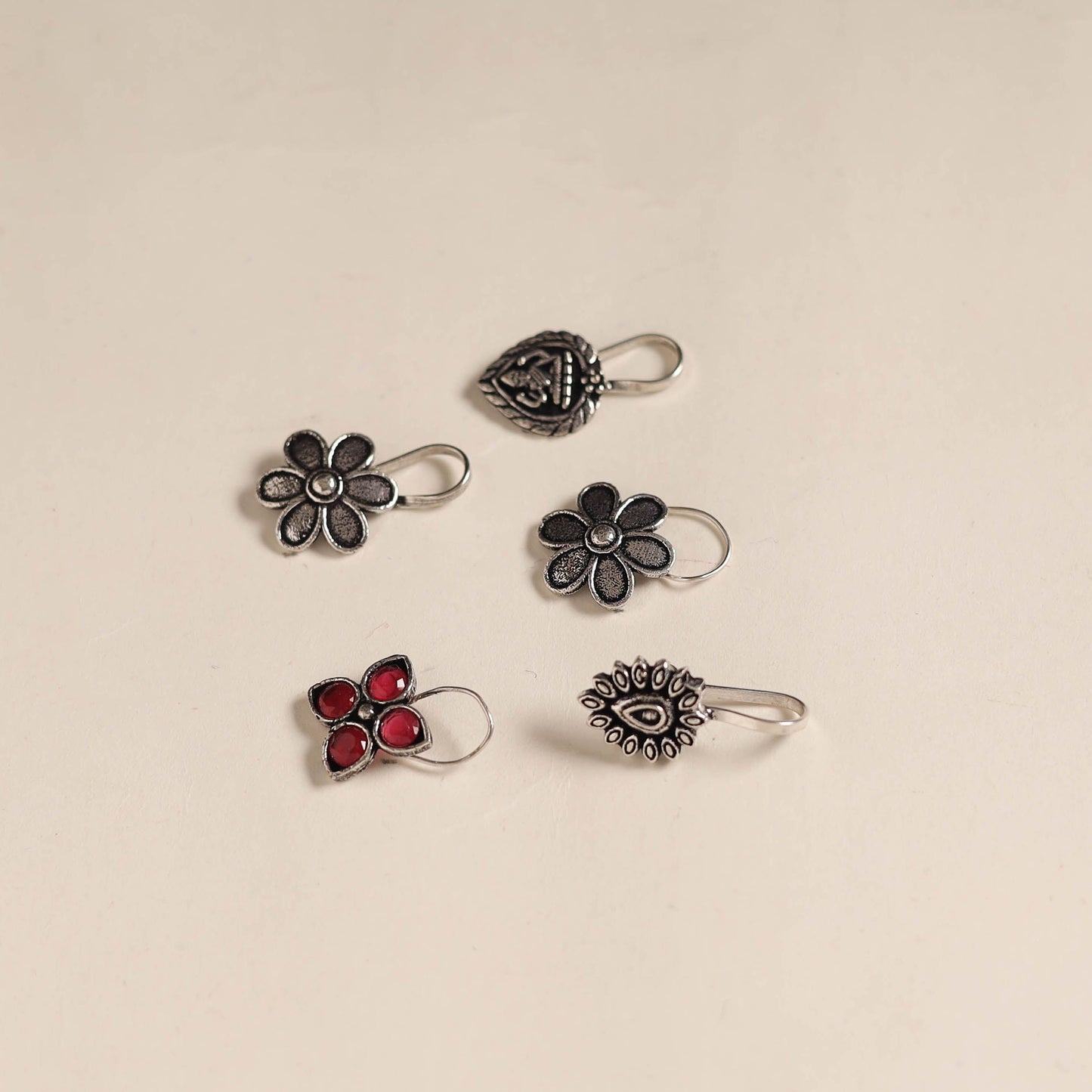 Antique silver finish oxidised stone work nosepin (set