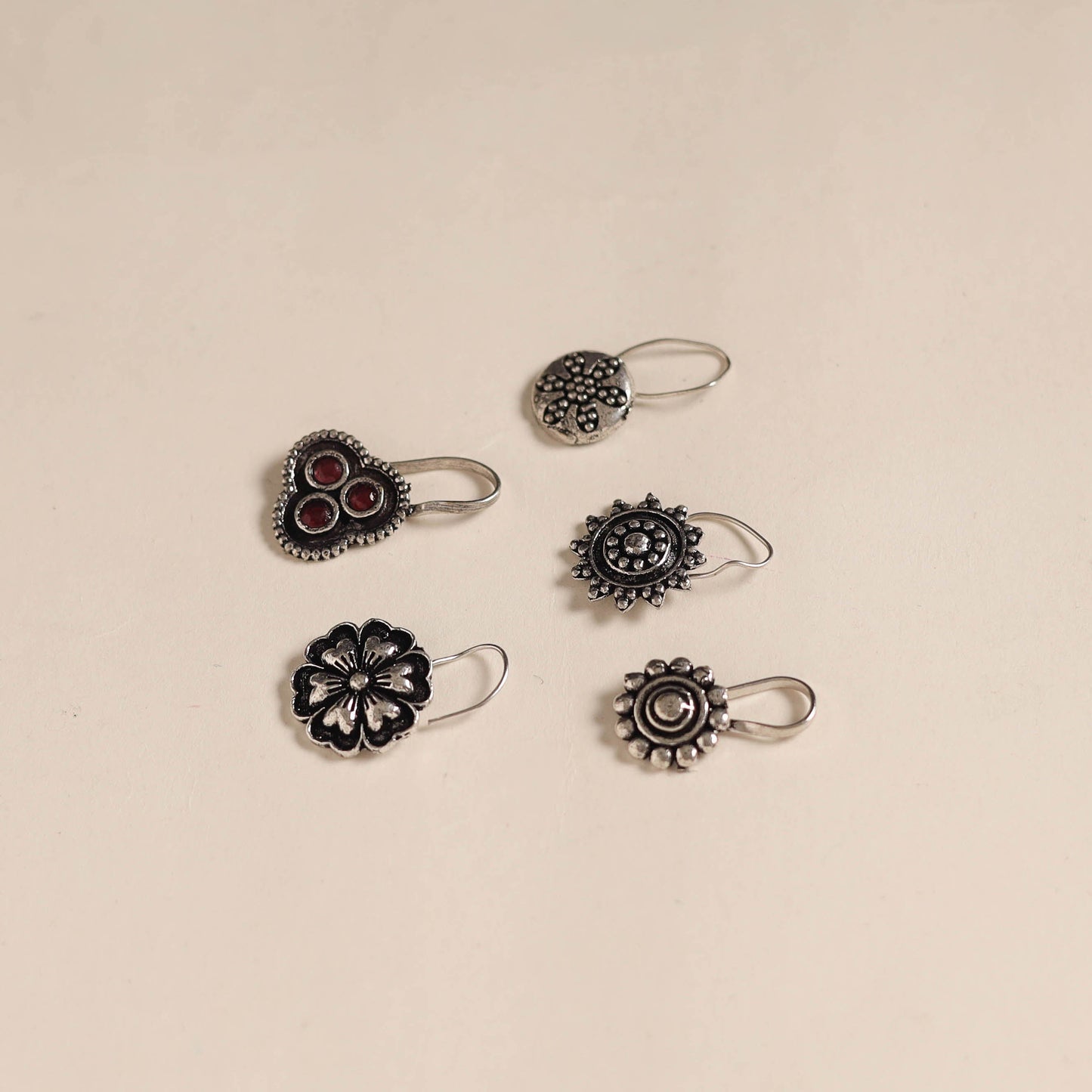 Antique silver finish oxidised stone work nosepin (set