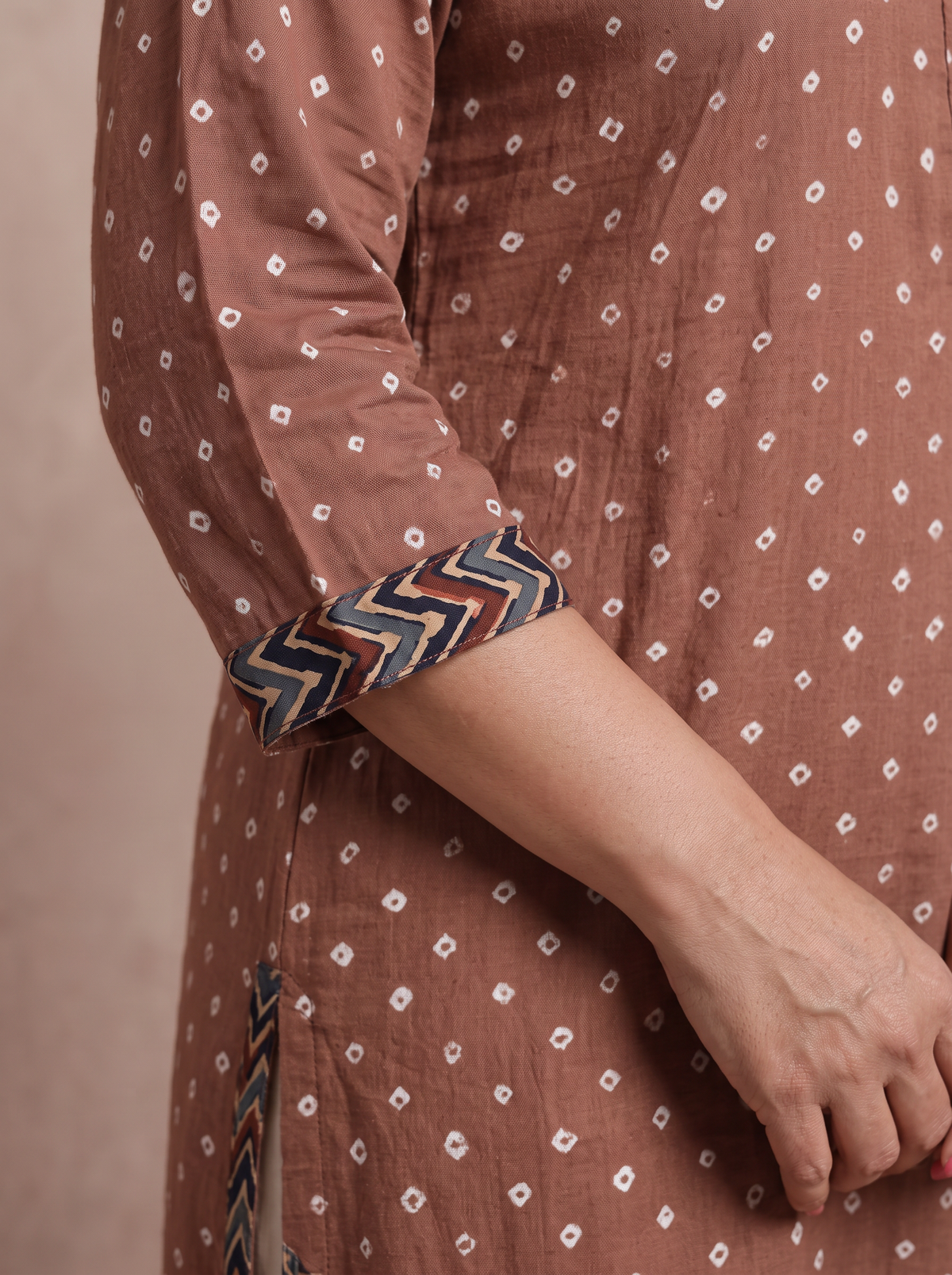 Brown Bandhani Cotton Dots Kurta, sleeve close-up, 3/4 sleeves, zigzag cuffs, slits, pocket, AI visual of the kurta, iTokri