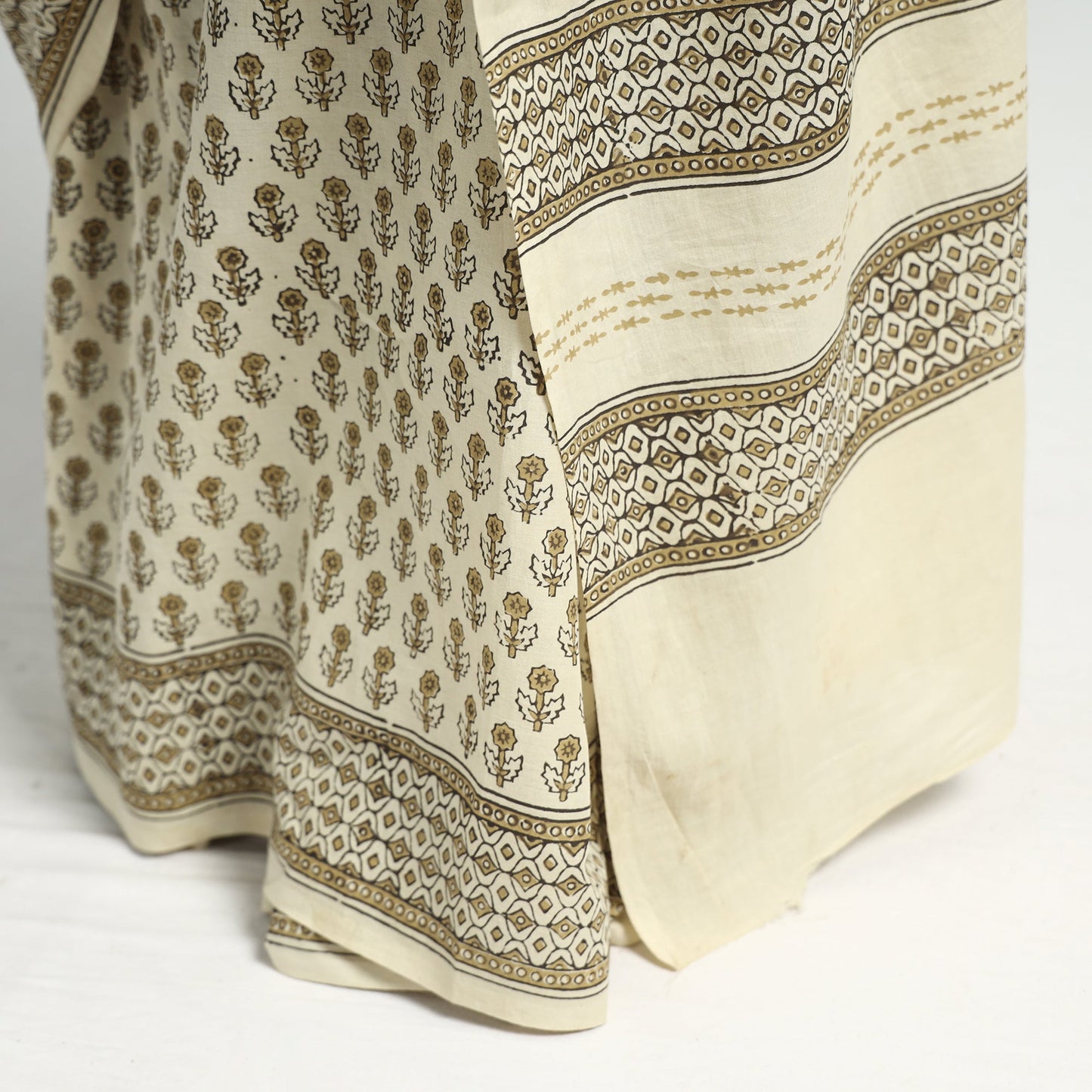 Buy Akola Hand Block Printed Cotton Saree Online at iTokri.com