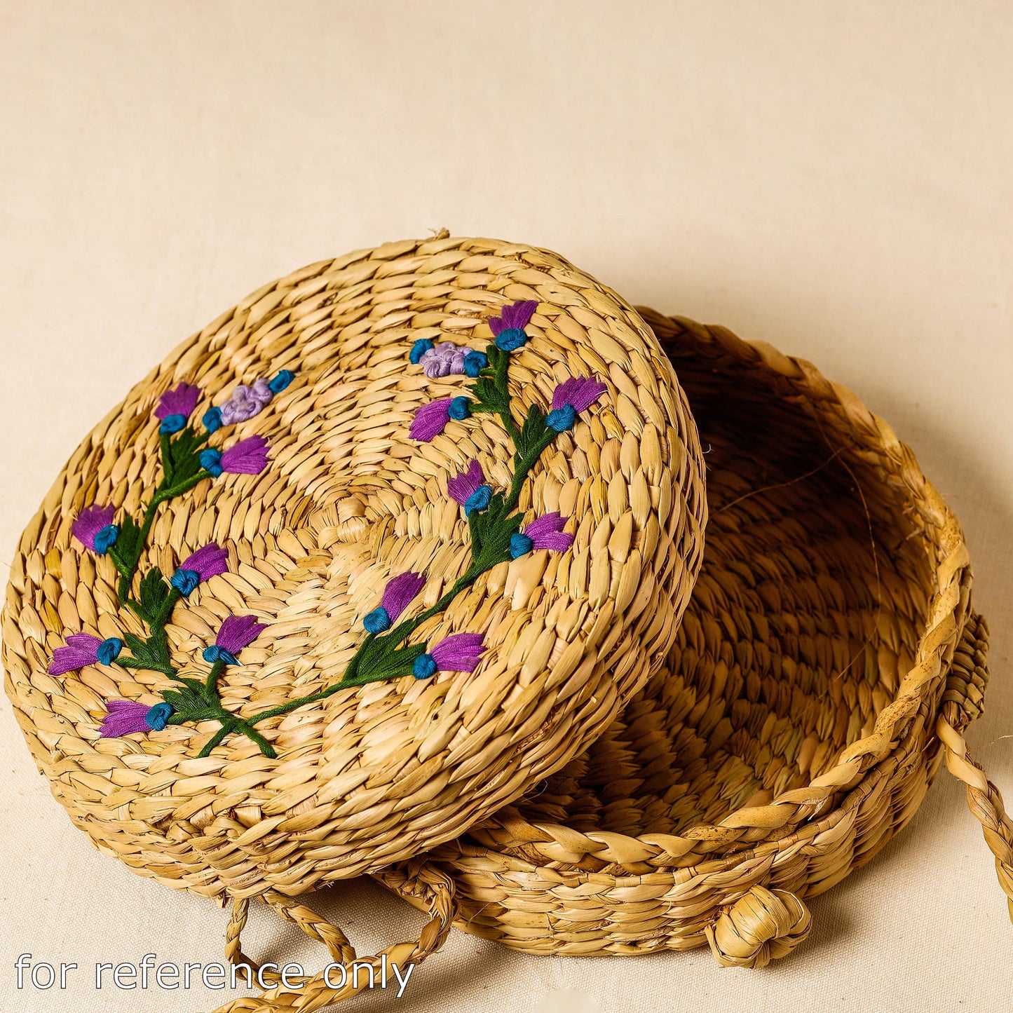  Handcrafted Natural Water Reed Embroidered Sling Bag Online at iTokri.com 