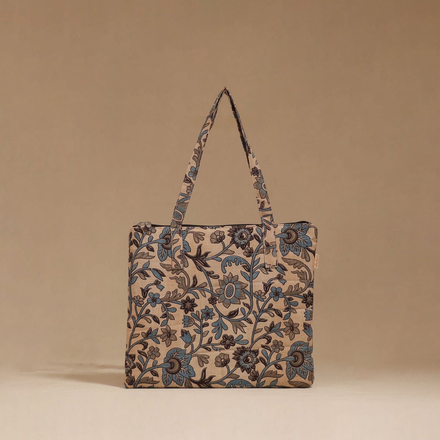 Handcrafted quilted handbag 04