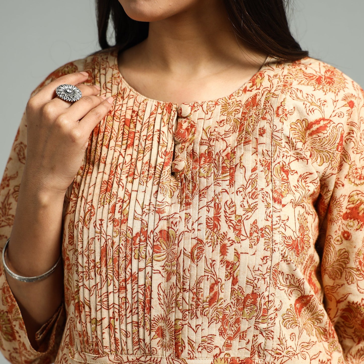 Buy Pedana Kalamkari Hand Block Printed Cotton Pintuck Kurta Online at iTokri.com