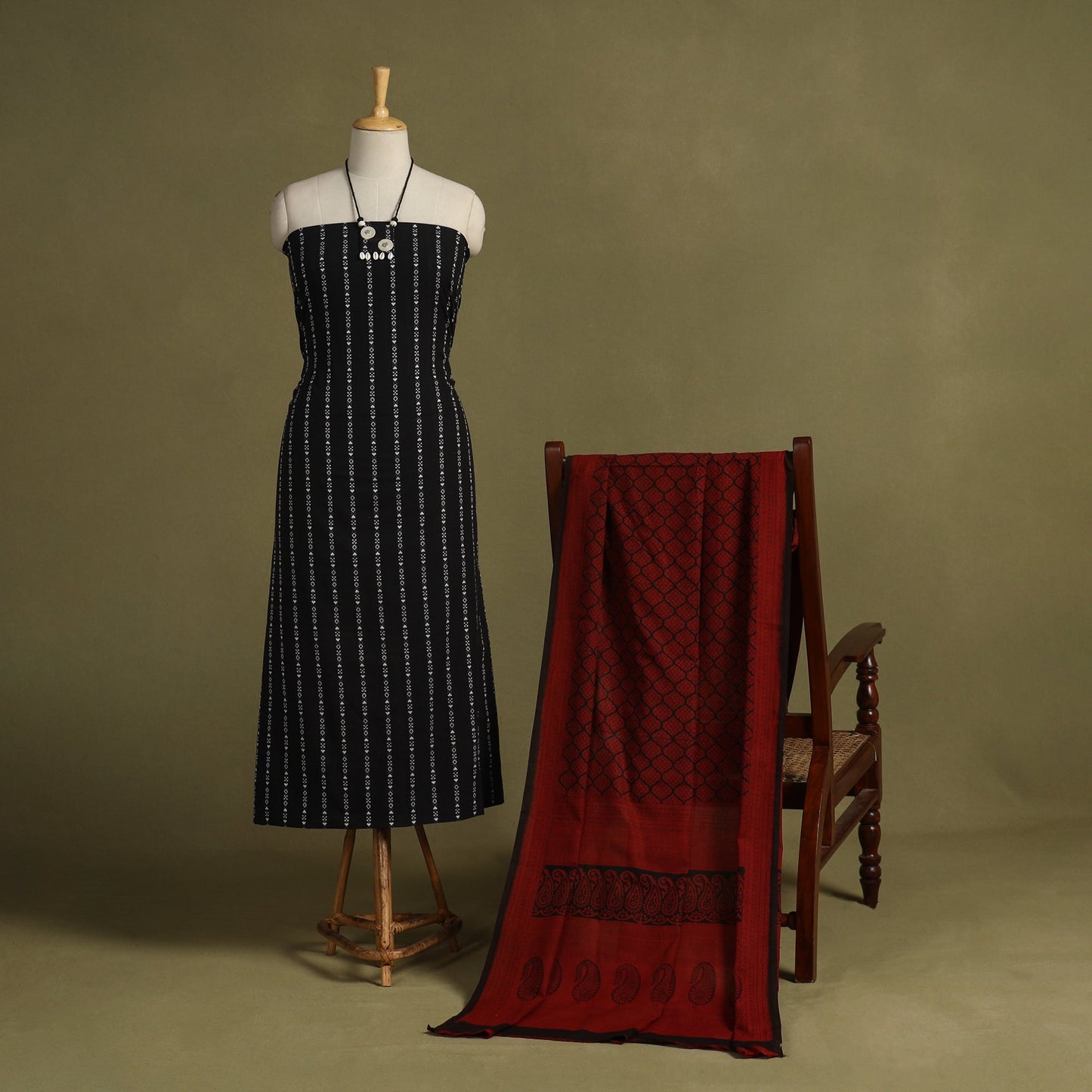 Black 2pc Unstitched Jacquard Dress Material with Jewellery Set