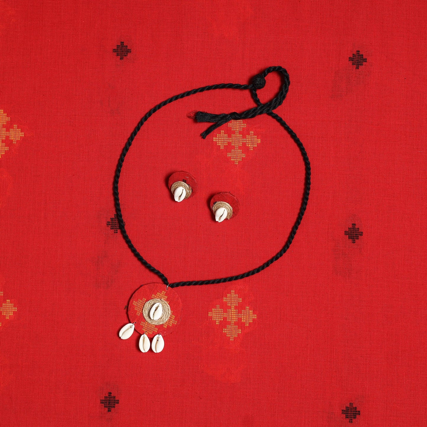 Black Bengali Tant Saree with Matching Jewellery & Blouse