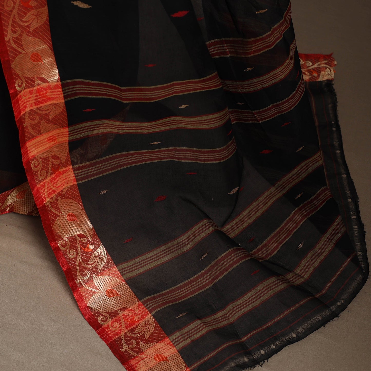 Black Bengali Tant Saree with Matching Jewellery & Blouse