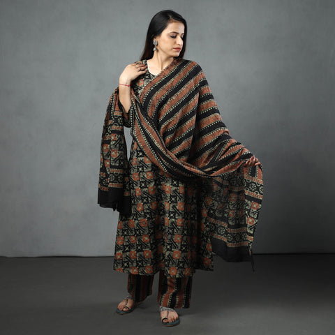 Buy Hand Batik Printed Cotton Kurta with Palazzo & Dupatta Set Online at iTokri.com