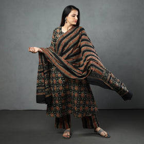 Buy Hand Batik Printed Cotton Kurta with Palazzo & Dupatta Set Online at iTokri.com
