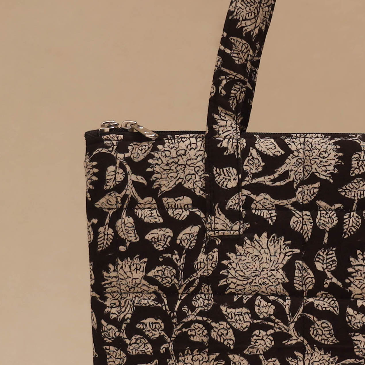 Handcrafted quilted handbag 05