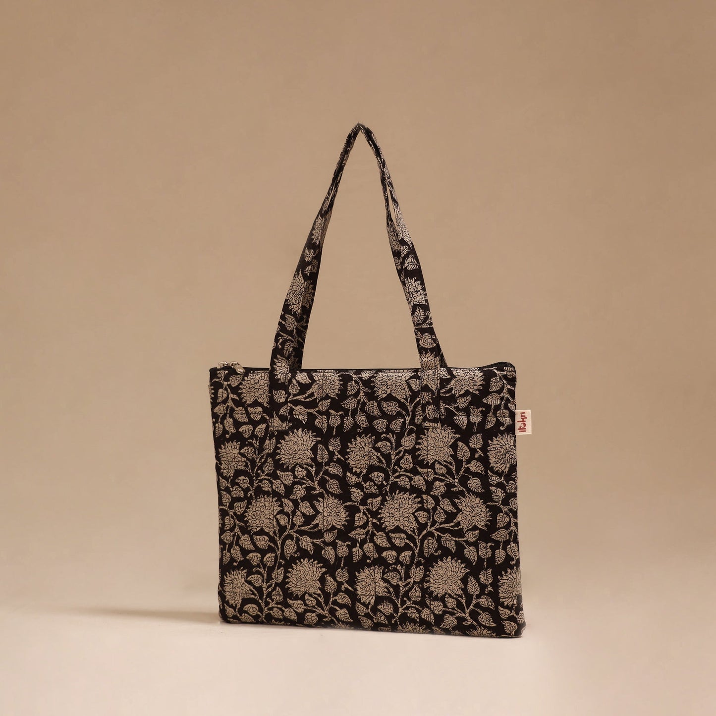 Handcrafted quilted handbag 05