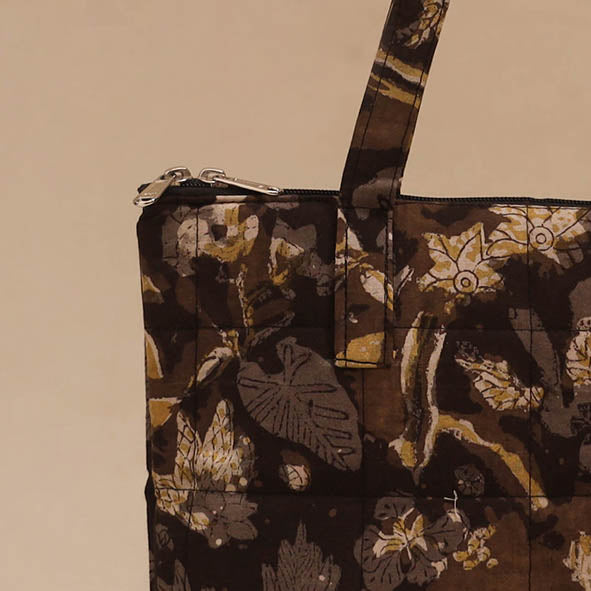 Handcrafted quilted handbag 06
