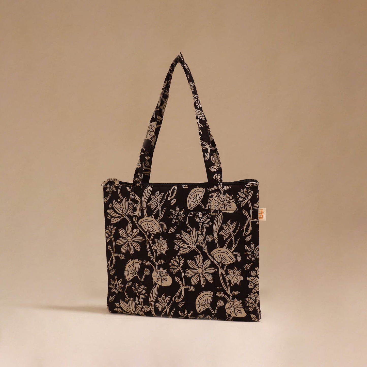 Handcrafted quilted handbag 08