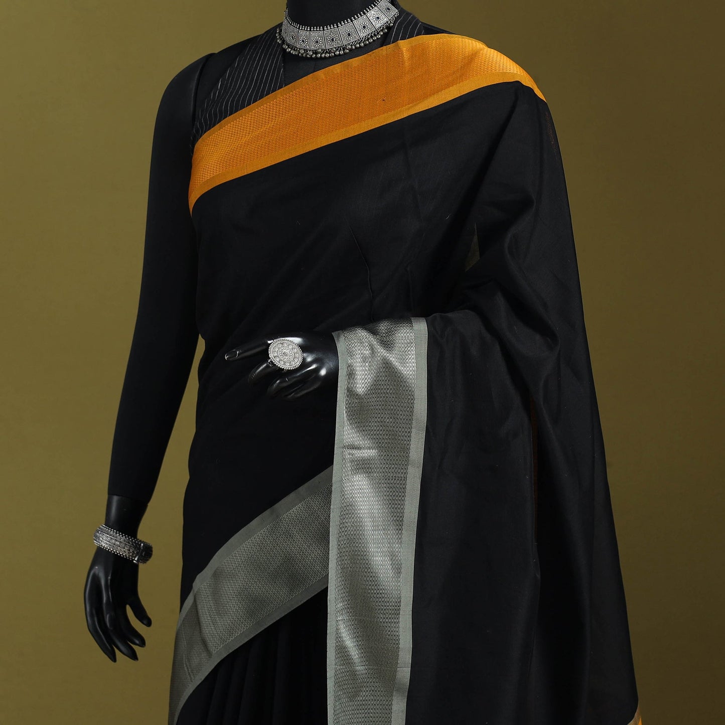 Black - handloom silk cotton damru pallu maheshwari saree