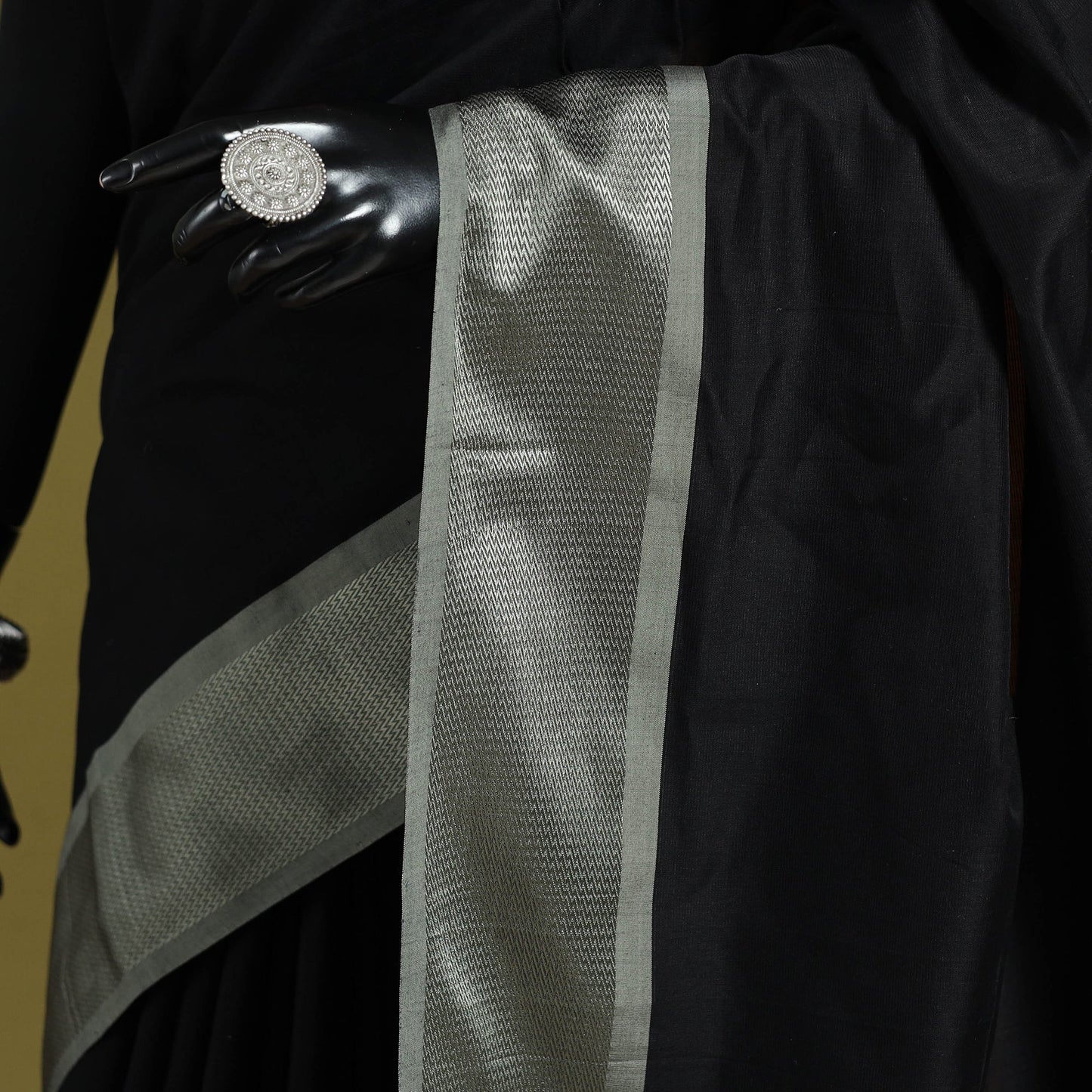 Black - handloom silk cotton damru pallu maheshwari saree